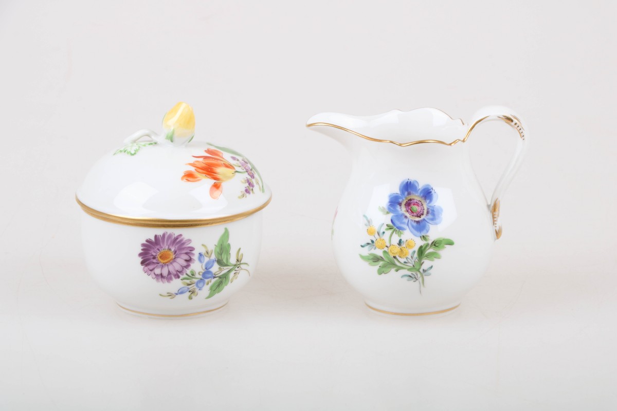 Een porseleinen roomstel met bloemendecor. Meissen, 1e helft 20e eeuw.