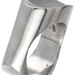 Sterling zilveren no.A110B ring door Deense designer Andreas Mikkelsen voor Georg Jensen.