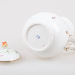 Een porseleinen koffiepot met bloemendecor. Meissen, 1e helft 20e eeuw.