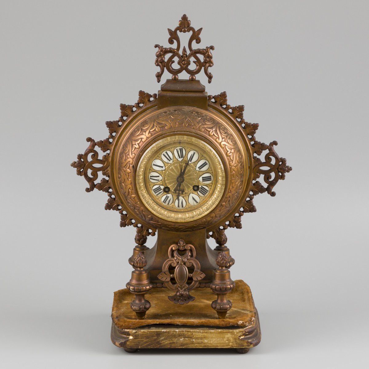 Een bronzen schouwpendule in eclectische stijl, Frankrijk, eind 19e eeuw.