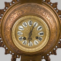 Een bronzen schouwpendule in eclectische stijl, Frankrijk, eind 19e eeuw.