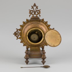 Een bronzen schouwpendule in eclectische stijl, Frankrijk, eind 19e eeuw.