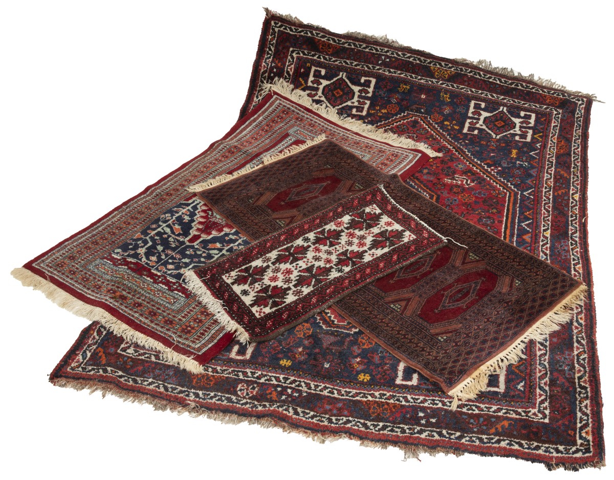 Een (4) delig lot diverse tapijten, Iran/ Perzié, 20e eeuw.
