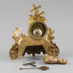 Een ZAMAK schouwpendule met herderin en windmolen, Holland, 20e eeuw.