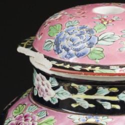 Een set van (2) porseleinen dekselvazen met floraal decor. Japan, circa 1900.