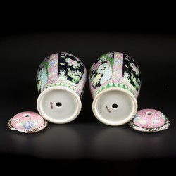 Een set van (2) porseleinen dekselvazen met floraal decor. Japan, circa 1900.