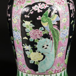 Een set van (2) porseleinen dekselvazen met floraal decor. Japan, circa 1900.
