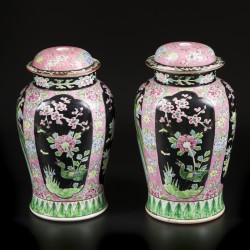 Een set van (2) porseleinen dekselvazen met floraal decor. Japan, circa 1900.
