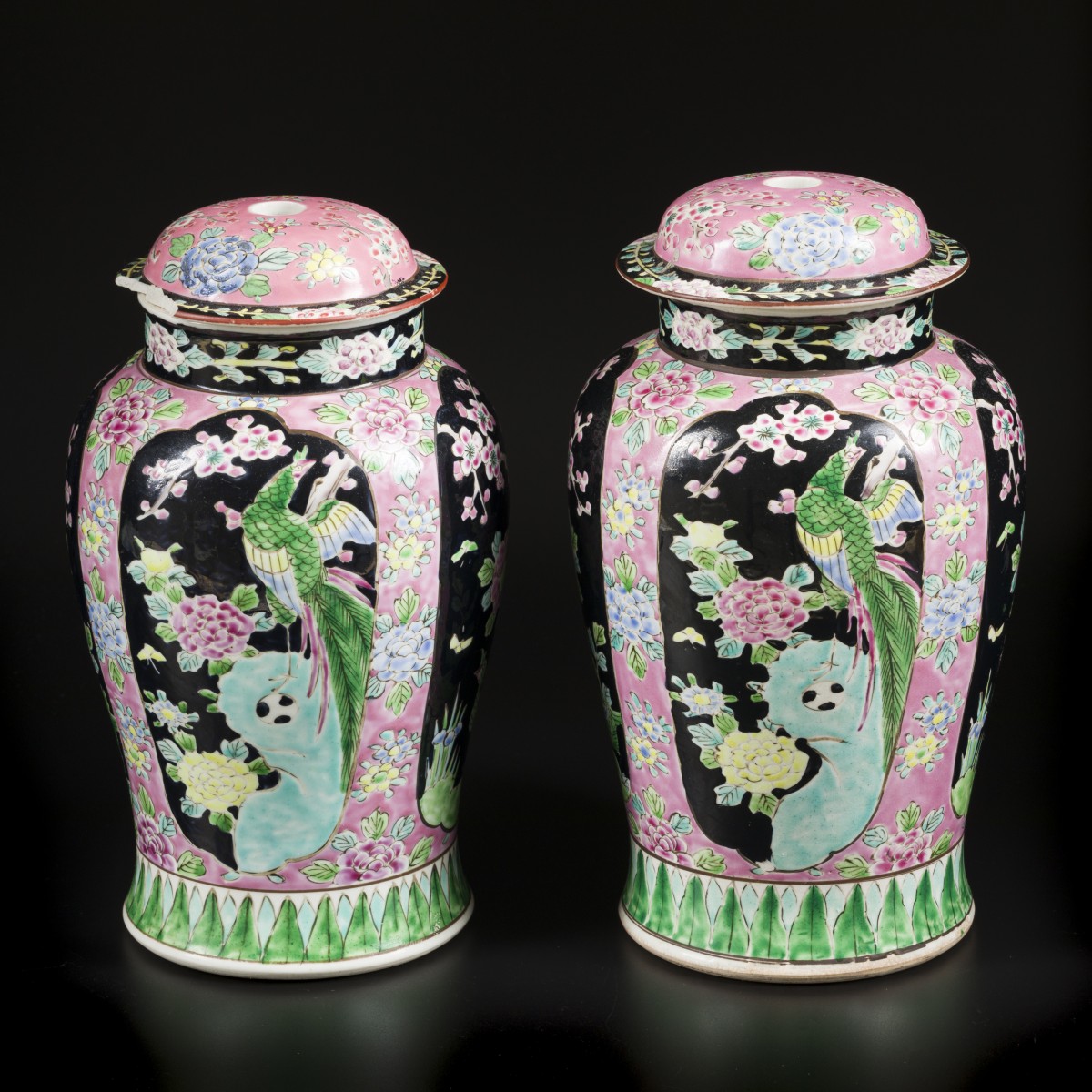Een set van (2) porseleinen dekselvazen met floraal decor. Japan, circa 1900.