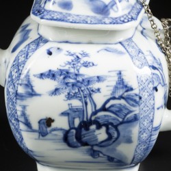 Een porseleinen theepot gedecoreerd met landschapsdecor. China, 18e eeuw.