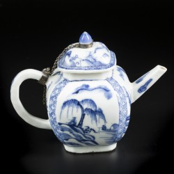 Een porseleinen theepot gedecoreerd met landschapsdecor. China, 18e eeuw.