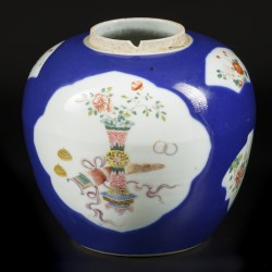 Een porseleinen poudre blue gemberpot met famille rose decor. China, 19e eeuw.
