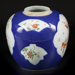 Een porseleinen poudre blue gemberpot met famille rose decor. China, 19e eeuw.