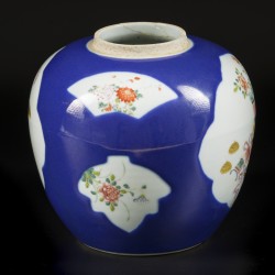 Een porseleinen poudre blue gemberpot met famille rose decor. China, 19e eeuw.