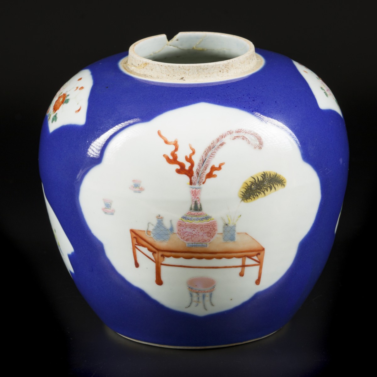 Een porseleinen poudre blue gemberpot met famille rose decor. China, 19e eeuw.