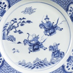 Een porseleinen schotel met Joosje te paard decor, gemerkt met conische schelp. China, Kangxi.