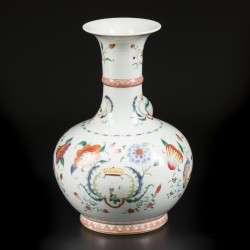 Een porseleinen famille rose kendi. China, 18e eeuw.