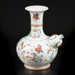 Een porseleinen famille rose kendi. China, 18e eeuw.