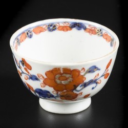 Een set van (5) porseleinen kop en schotel met Imari decor. China, 18e eeuw.