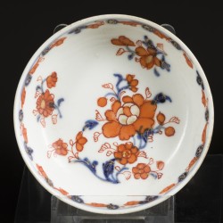 Een set van (5) porseleinen kop en schotel met Imari decor. China, 18e eeuw.