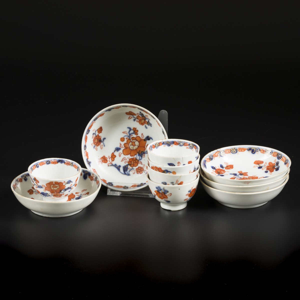 Een set van (5) porseleinen kop en schotel met Imari decor. China, 18e eeuw.