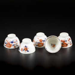 Een set van (5) porseleinen kop en schotel met Imari decor. China, 18e eeuw.