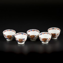 Een set van (5) porseleinen kop en schotel met Imari decor. China, 18e eeuw.