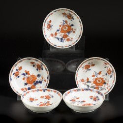 Een set van (5) porseleinen kop en schotel met Imari decor. China, 18e eeuw.