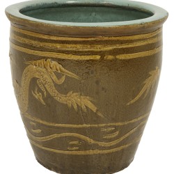 Een aardewerken cache-pot gedecoreerd met draken. China, 1e helft 20e eeuw.