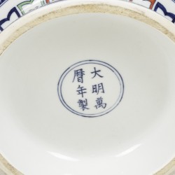 Een porseleinen balustervaas met Wucai decor, gemerkt Jiajing. China, 2e helft 20e eeuw.