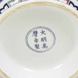 Een porseleinen balustervaas met Wucai decor, gemerkt Jiajing. China, 2e helft 20e eeuw.