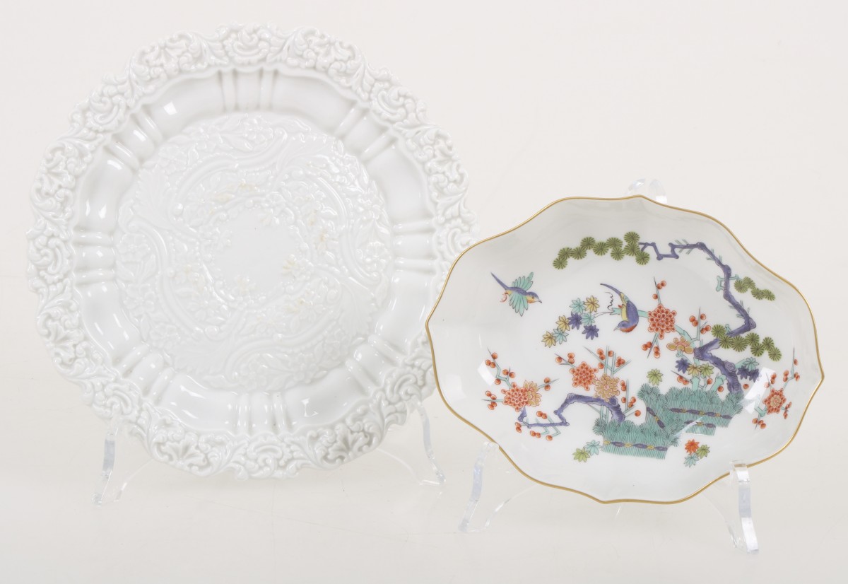 Een lot van twee porseleinen schaaltjes waaronder met kakiemon decor. Meissen, 1e helft 20e eeuw.