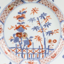 Een set van (5) porseleinen Imari borden. China, 18e eeuw.