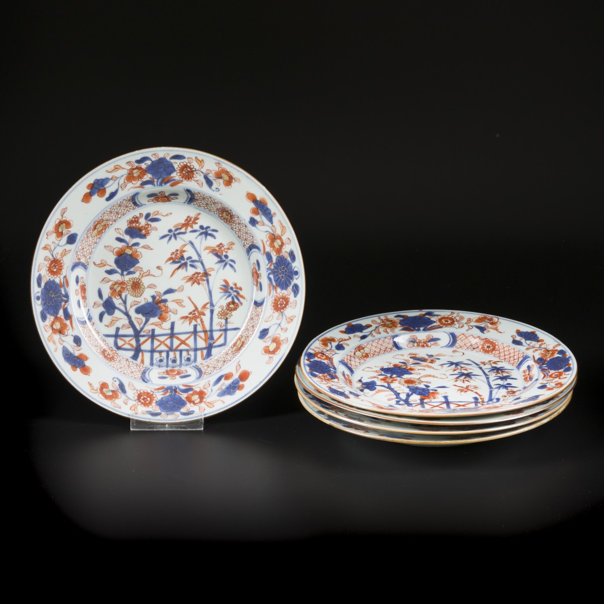 Een set van (5) porseleinen Imari borden. China, 18e eeuw.