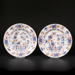 Een set van (5) porseleinen Imari borden. China, 18e eeuw.