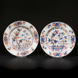 Een set van (5) porseleinen Imari borden. China, 18e eeuw.