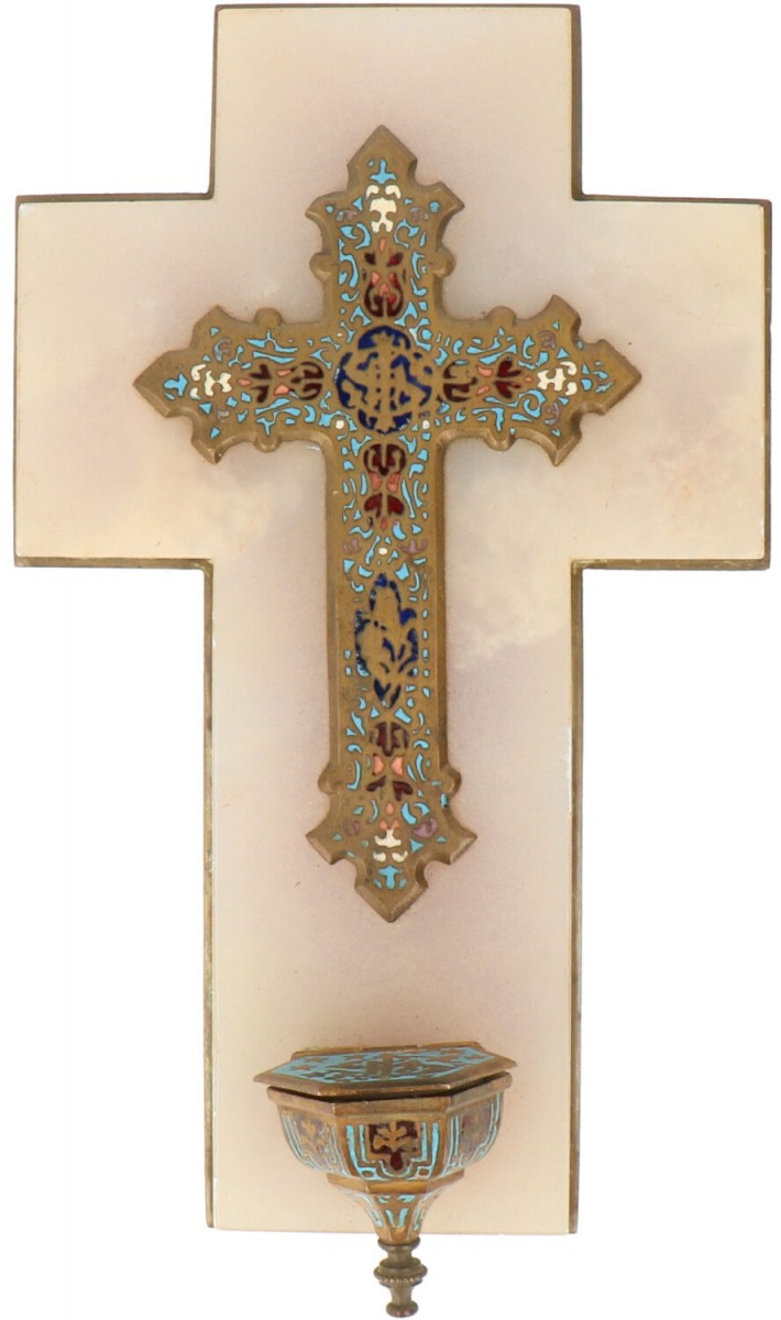 Een wijwaterbakje, geëmailleerde crucifix, albasten ondergrond, 19e/ 20e eeuw.