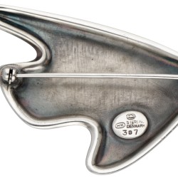 Sterling zilveren no.307 broche met paarse emaille door Henning Koppel voor Georg Jensen.