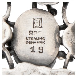 Vroege sterling zilveren no.19 broche met barnsteen door Deense designer Georg Jensen.