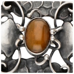 Vroege sterling zilveren no.19 broche met barnsteen door Deense designer Georg Jensen.