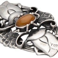 Vroege sterling zilveren no.19 broche met barnsteen door Deense designer Georg Jensen.