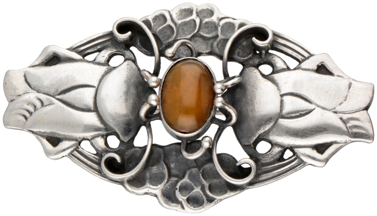 Vroege sterling zilveren no.19 broche met barnsteen door Deense designer Georg Jensen.