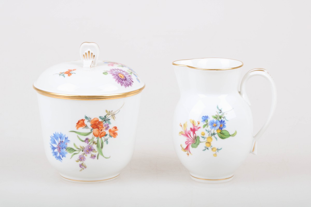 Een porseleinen roomstel met bloemendecor. Meissen, 1e helft 20e eeuw.