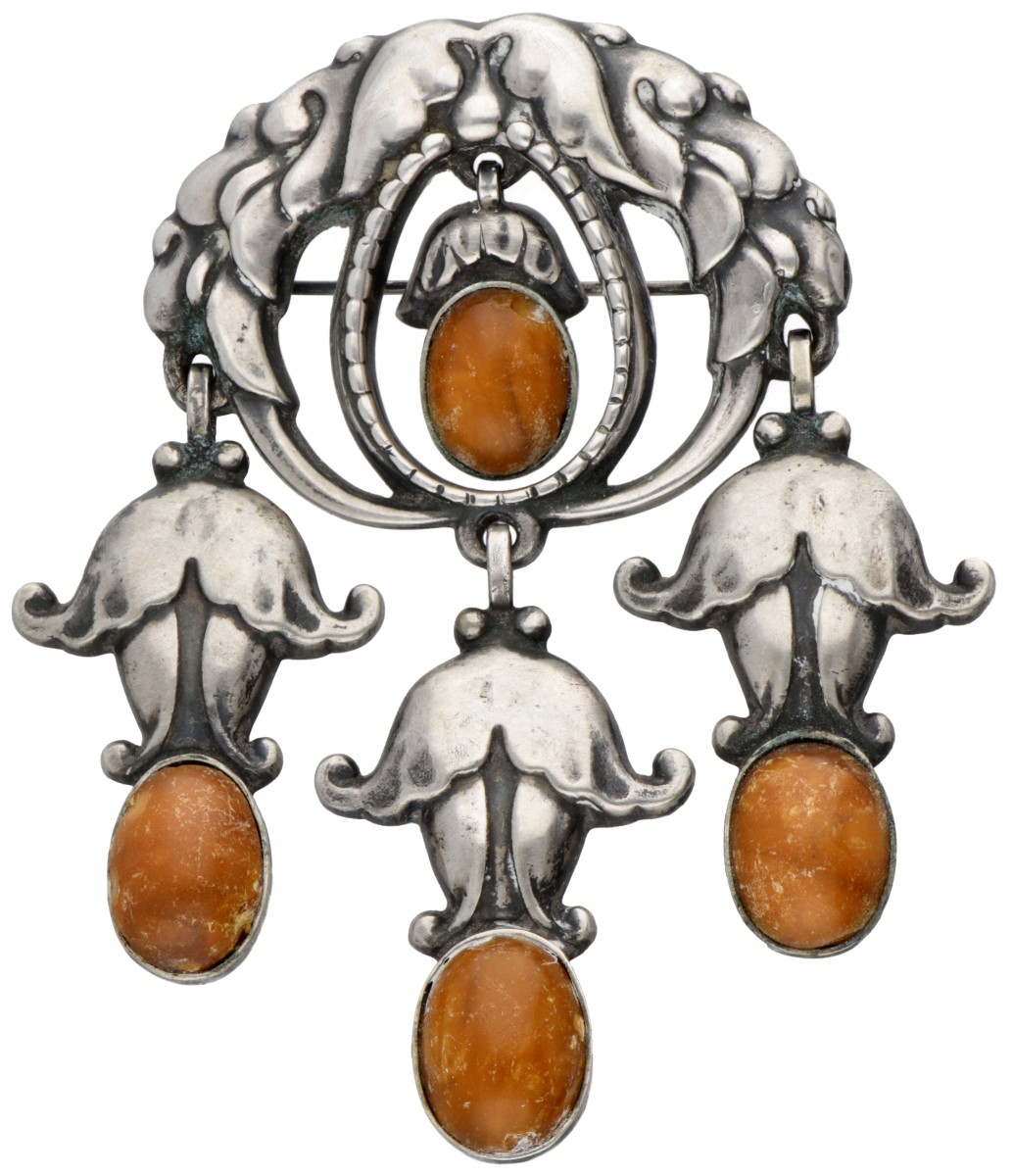 Vroege 830 zilveren no.95 broche bezet met barnsteen door Deense designer Georg Jensen.