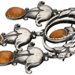 Vroege 830 zilveren no.95 broche bezet met barnsteen door Deense designer Georg Jensen.