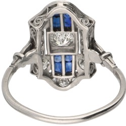 Pt 900 Platina art deco ring bezet met ca. 0.65 ct. diamant en saffier.