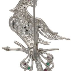 Platina papegaai broche bezet met ca. 1.23 ct. diamant, robijn en smaragd.