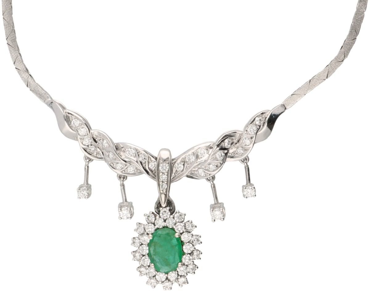 18 kt. Witgouden entourage collier bezet met ca. 0.63 ct. diamant en ca. 0.80 ct. smaragd.