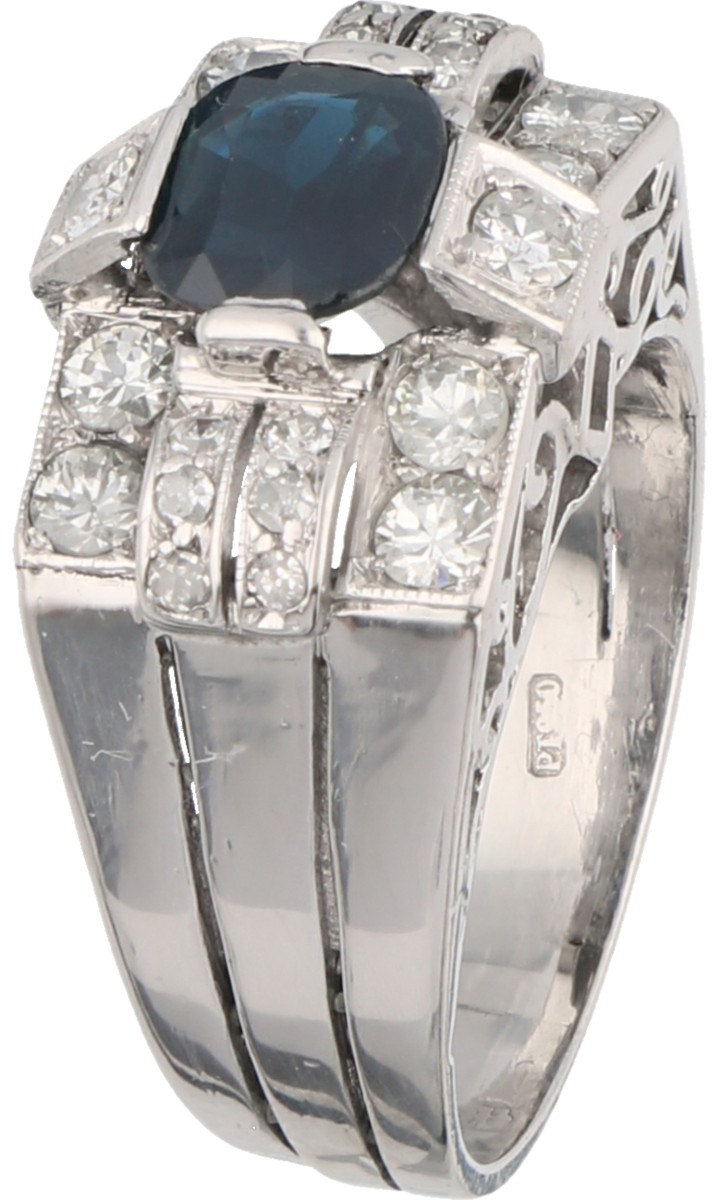 14 kt. Witgouden antieke ring bezet met ca. 0.60 ct. diamant en saffier.