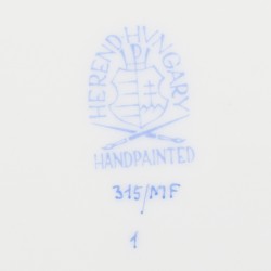 Een porseleinen dienblad met bloemendecor, gemerkt Herend. 2e helft 20e eeuw.